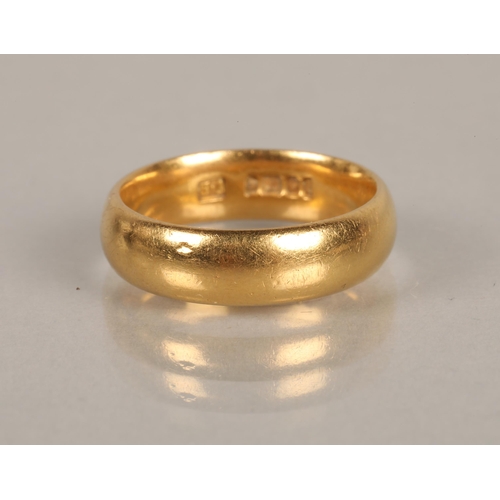 135 - 22ct gold band, ring size L, 6.8g