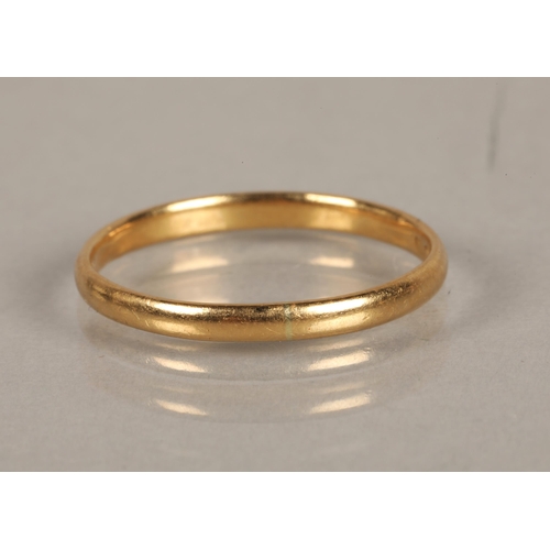 136 - 18ct gold band, ring size K, 1.3g