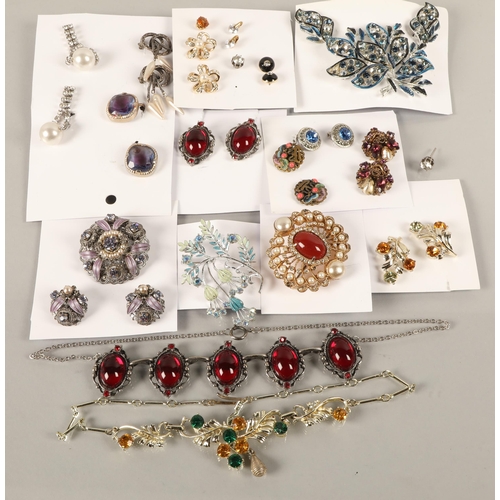 163 - Assorted vintage costume jewellery including brooches, clip on earrings, necklaces, etc