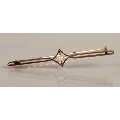 169 - 15k gold bar brooch set with a seed pearl, 2.7g