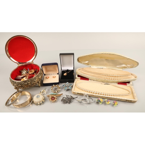 30 - Assorted vintage jewellery