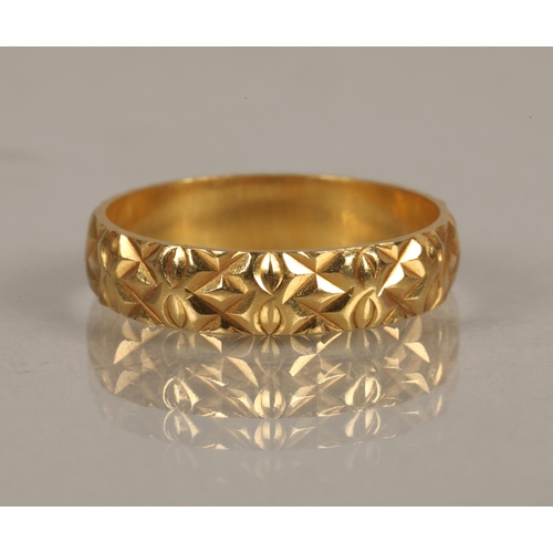 51 - 18ct gold band, ring size N, 2.9g