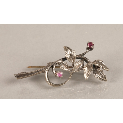 80 - Silver brooch set with pink gems, 4cm, 3.5g