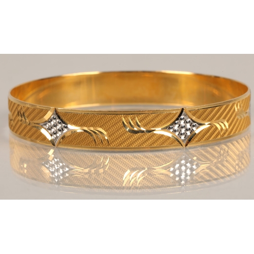 84 - 22k yellow gold Daaraa bangle with white gold detail, 24.5g