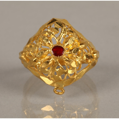 226 - High karat yellow gold ring set with red enamel, 5.7g, ring size I