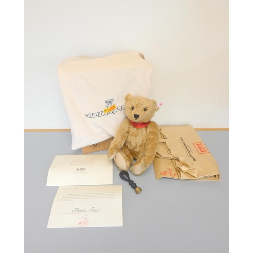 44 - Steiff. Franz teddy bear, 2004 Club Edition, white tag 420405, in blonde mohair., Complete with Stei... 