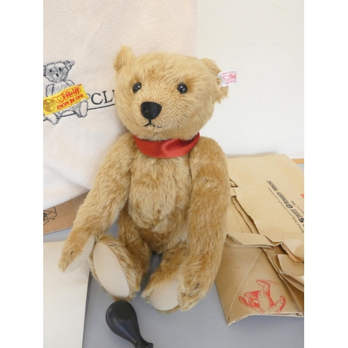 44 - Steiff. Franz teddy bear, 2004 Club Edition, white tag 420405, in blonde mohair., Complete with Stei... 