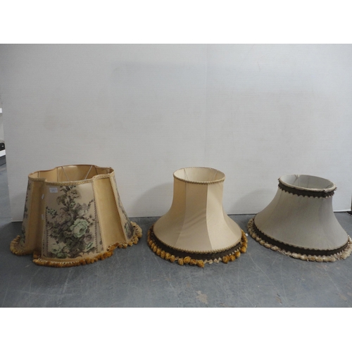 171 - Group of assorted lampshades.