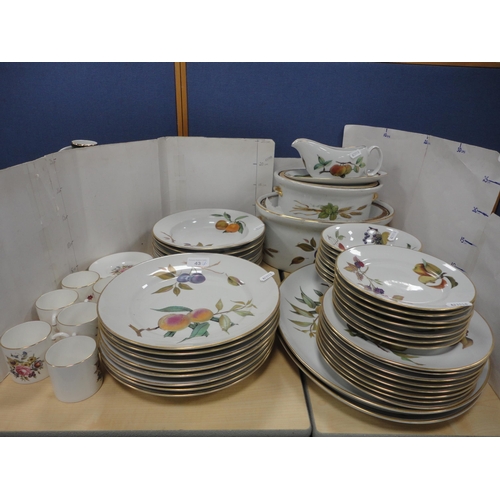 43 - Collection of Royal Worcester 'Evesham' tablewares to include plates, bowls, dishes, ashets, tureen ... 