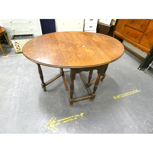 457 - Antique oak gate leg table.