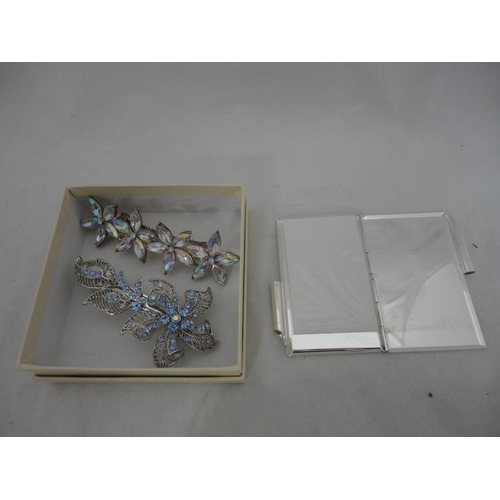 286 - Bag containing boxed Monet decorative costume jewellery to include synthetic pearl-set chain, pair o... 