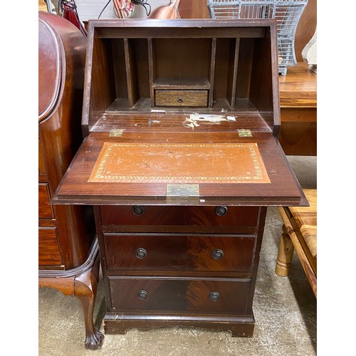 657 - Ladies mahogany bureau