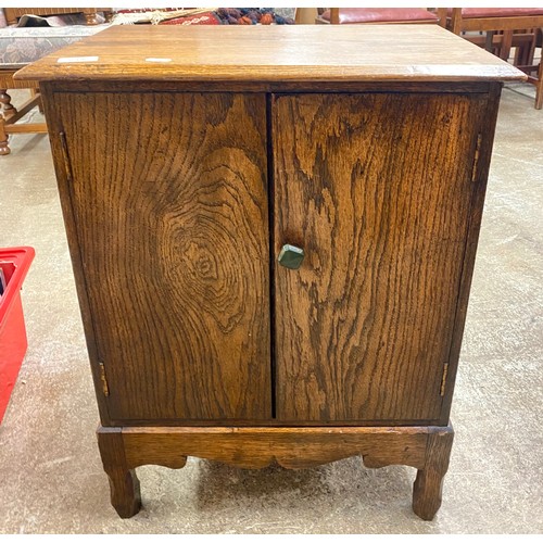 639 - Small oak cabinet