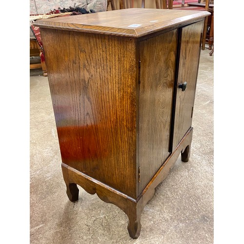 639 - Small oak cabinet