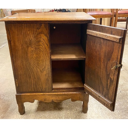 639 - Small oak cabinet