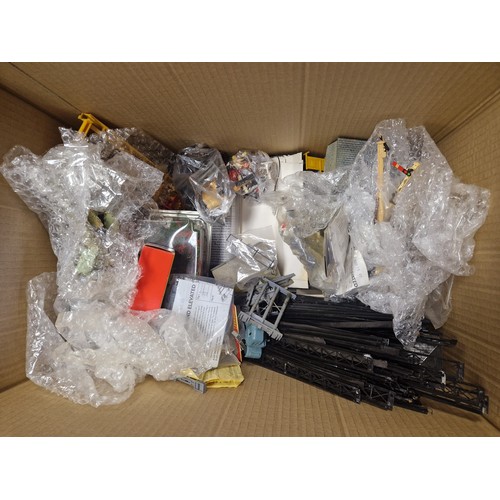 450 - Collection of model train accessories to include Hornby trackside fencing, a cable drum, generator, ... 