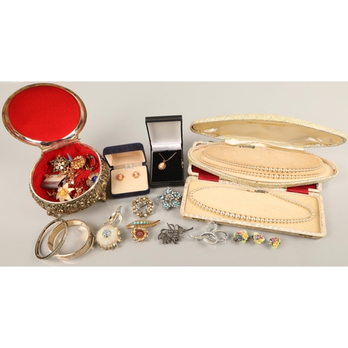 30 - Assorted vintage jewellery