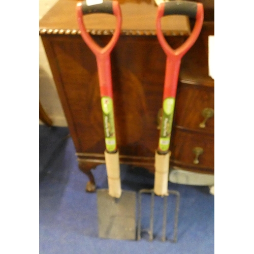 368 - New spade and garden fork