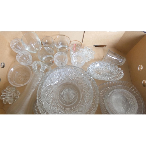 371 - Collection of glassware to include bowls, drinking glasses etc