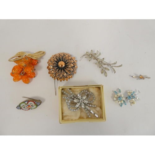 373 - Bag of vintage ladies brooches.