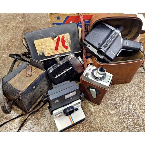 668 - Assorted vintage cameras including Polaroid land camera