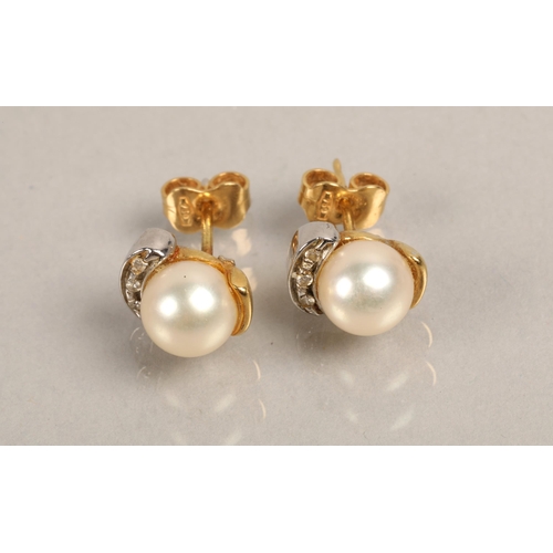 212 - 18K gold pair of pearl earrings set with diamonds, 3.3g