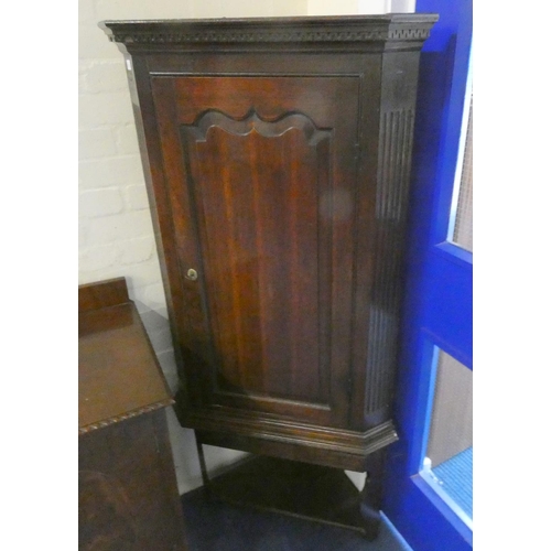 415 - Antique oak corner cupboard. H.163cm x 77cm