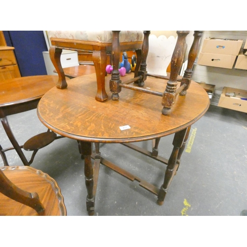 457 - Antique oak gate leg table.