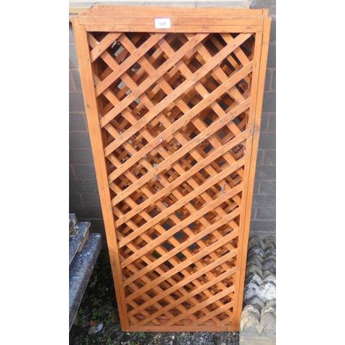 529 - Four x 100cm garden trellis.