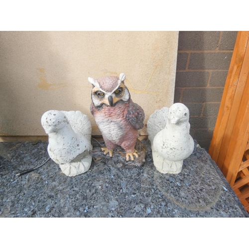 530 - Two fantail pigeons and an owl garden figure.