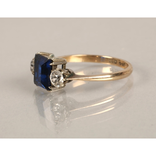 140 - 9K gold ring set with a blue gem flanked by two white gems, ring size P/Q, 2.7g