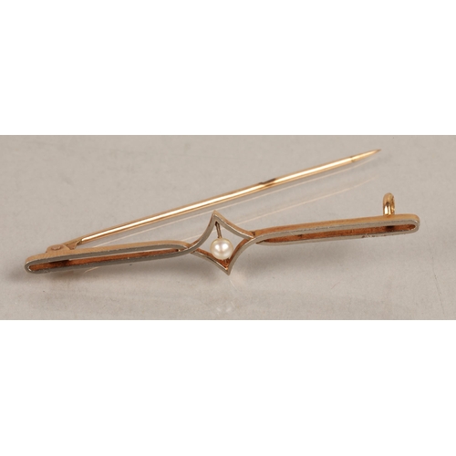 169 - 15k gold bar brooch set with a seed pearl, 2.7g