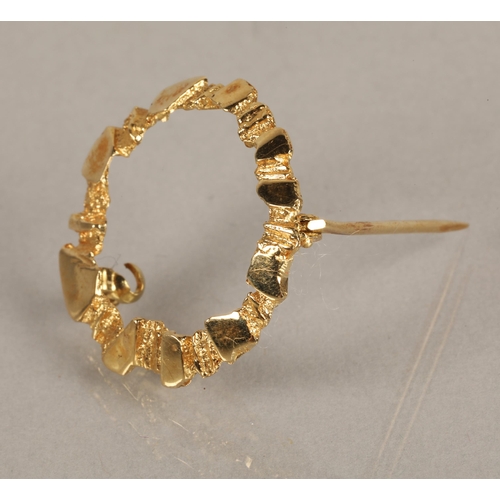 112 - 14K gold brooch, 2.5g