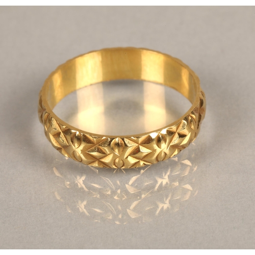 51 - 18ct gold band, ring size N, 2.9g