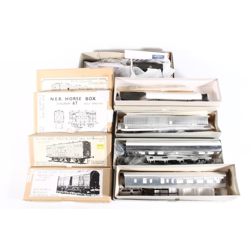 1071 - Modern Traction Kits model kits to include CS2 four wheel By van, CB6 brake second class coach, CB34... 