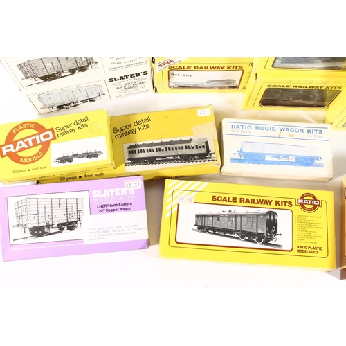 1076 - OO gauge model railway model kits to include Slater's Wagon Kits 7024 MR 10 ton covered wagon, 7042 ... 