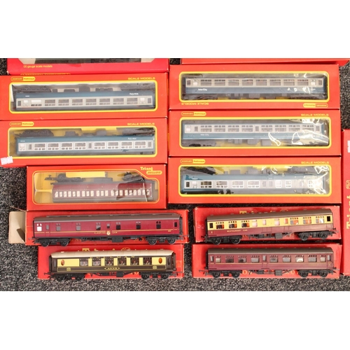 1085 - Hornby OO gauge model railways coaches rolling stock to include R726 BR Inter City brake 2nd class c... 