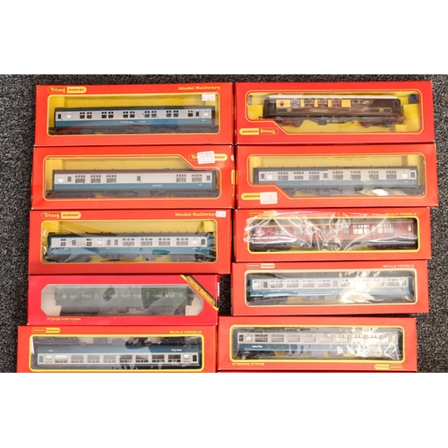 1085 - Hornby OO gauge model railways coaches rolling stock to include R726 BR Inter City brake 2nd class c... 