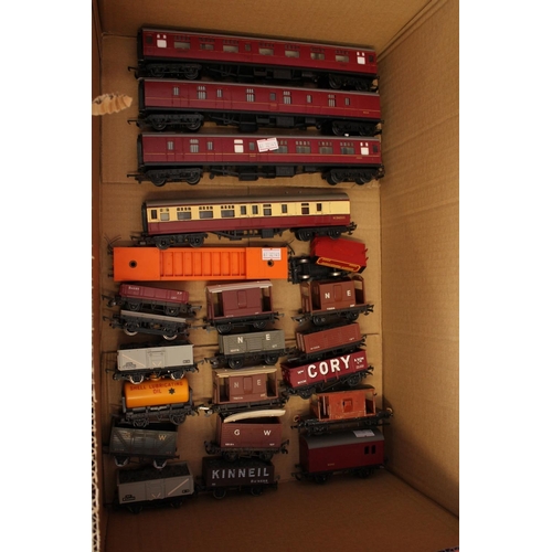 1089 - OO gauge model railways layout diorama accessories to include Hammant & Morgan Ltd Duette dual c... 