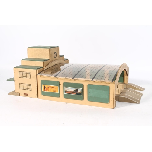 1118 - Hornby Dublo D419 D2 City Station Outfit Kings Cross station of wooden construction, in original pal... 
