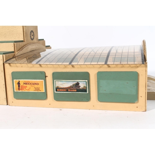 1118 - Hornby Dublo D419 D2 City Station Outfit Kings Cross station of wooden construction, in original pal... 