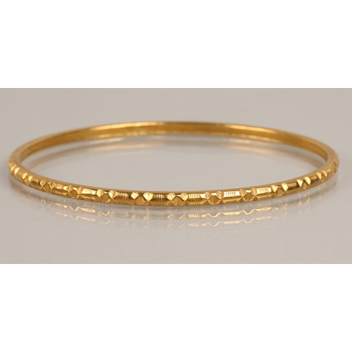 71 - High karat yellow gold bangle, 17.8g