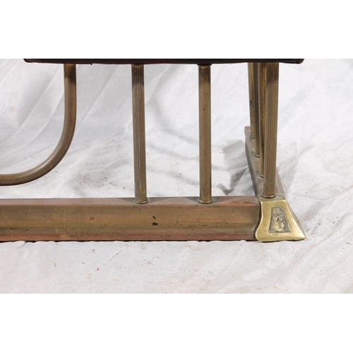 370 - 20thC brass and leather club fender, the burgundy seats on extendable brass shaped frame, max W159cm... 