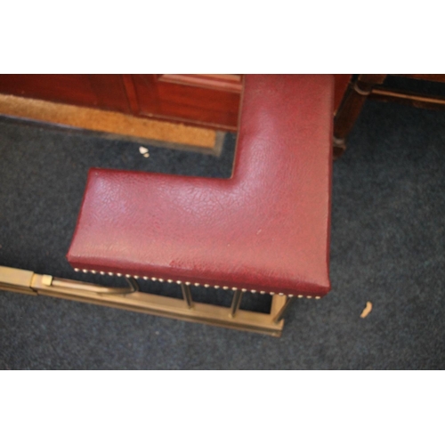 345 - 20thC brass and leather club fender, the burgundy seats on tubular supports and shaped frame, max W1... 