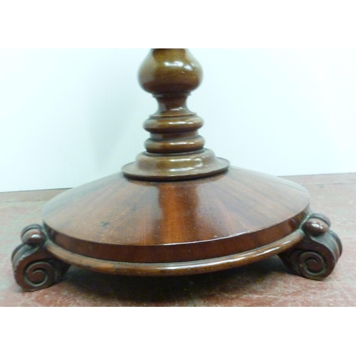 505 - Victorian mahogany tea table with snap-action saucer top, on carved tulip and turned column, and pla... 