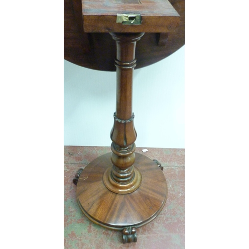 505 - Victorian mahogany tea table with snap-action saucer top, on carved tulip and turned column, and pla... 