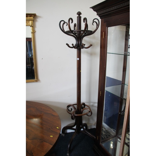 347 - Early 20thC bentwood coat and hat stand, ribbed finial over shaped hooks, shaped column leading to d... 