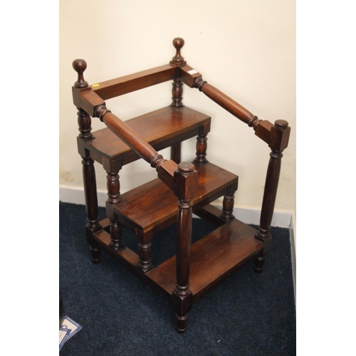 355 - Mahogany library steps, the three platforms on turned supports, H85cm.