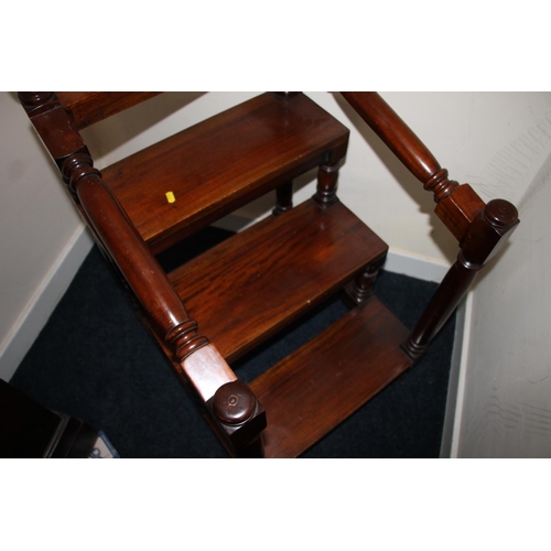 355 - Mahogany library steps, the three platforms on turned supports, H85cm.