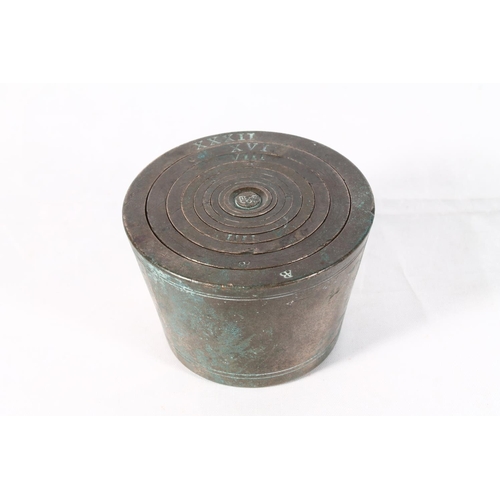 1255 - Good set of nine bronze or alloy nesting cup weights from 32oz down to quarter ounce, the four large... 